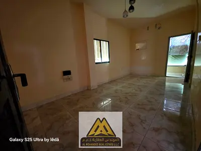 استوديو بمساحة كبيرة طابق أرضي مطبخ منفصل مع بلكونة بدون مكيفات تصميم عملي ومناسب للسكن