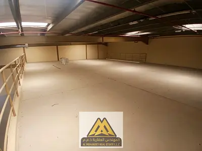 فرصة مميزة للإيجار في موقع حيوي داخل منطقة الجرف الصناعية 1، مستودع بمساحة كبيرة مناسب لمختلف الأنشطة التجارية والصناعية