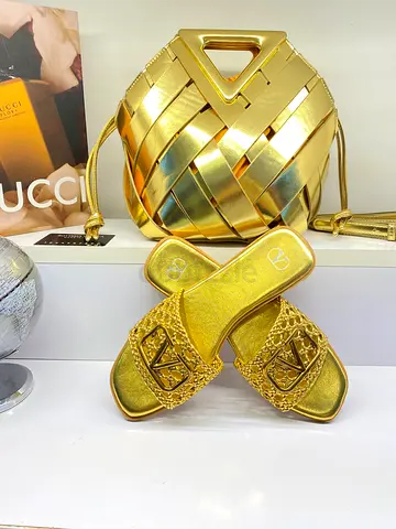 Master copy Bottega vaneta Gold woven handbag with matching gold designer slides