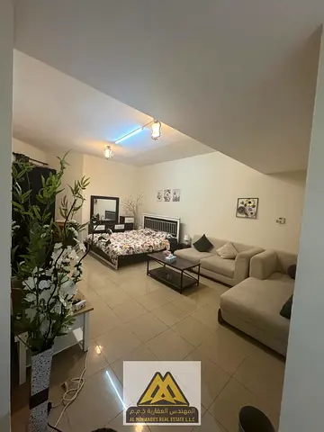 فرصة مميزة للبيع في أبراج هورايزون بعجمان، استوديو واسع بمساحة كبيرة وتصميم عملي، مفروش بالكامل بأثاث جديد وتجهيزات عالية الجودة،