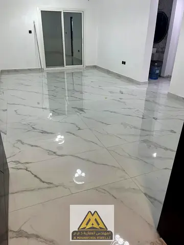 غرفه وصاله مساحه كبيره مع بلكونه باطلاله مفتوحه بمنطقة المويهات 3 بجوار جميع الخدمات والطرق الرئيسيه