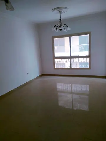 شقة للإيجار السنوي – التعاون  📍 على مخرج دبي  🏡 غرفة وصالة  🗄️ خزائن حائط  💰 الإيجار السنوي: 35,000 درهم  💳 الدفع: 4 أو 6 دفعات