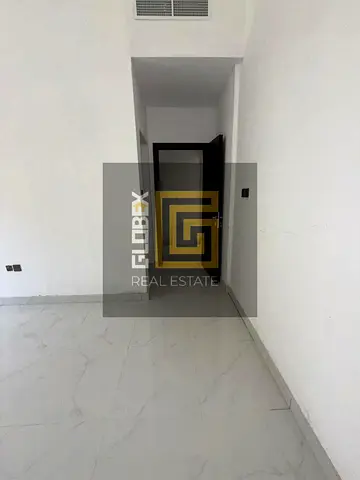 للإيجار السنوي استديو أول ساكن في منطقة الكرامة، بالقرب من كورنيش عجمان، بموقع مميز يجمع بين الهدوء وقرب جميع الخدمات والمرافق الحيوية. يتميز الاستديو