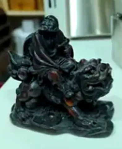 Vintage-Style Resin Figurine: Oriental Wise Man Riding a Guardian Lion (7x7x4 cm)