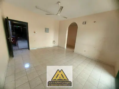 Dos dormitorios y una sala de estar con dos balcones distintivos y aire acondicionado split, cerca del centro comercial Al Safir.