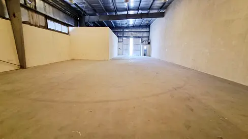 🏢 Prime Commercial Warehouse / Store | 3,000 Sqft | Ideal for Storage & Office | Industrial Area 15 | AED 150K