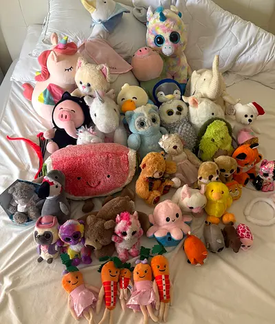 Large bundle of assorted plush toys and stuffed animals - good condition