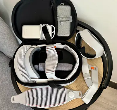 Apple Vision Pro 256GB M2 – Like New + AppleCare until Feb 2027 + Dual Knit Band + Travel Case