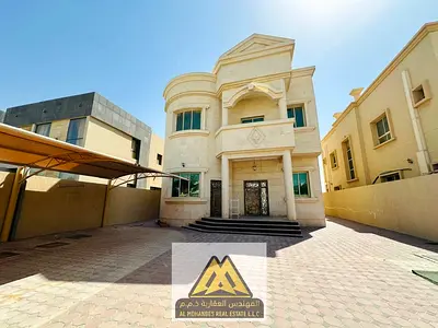 فرصة مميزة للإيجار فيلا كبيرة بموقع استراتيجي وحيوي في المويهات 1 بعجمان، مباشرة على الشارع الرئيسي، مناسبة للسكن العائلي الكبير