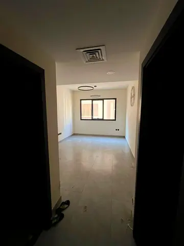 شقة للإيجار السنوي – الخان  🏡 غرفة وصالة (غرفة ماستر)  🛁 2 حمام  🗄️ خزائن حائط  ❄️ تكييف مركزي  🔥 غاز مركزي  🚗 باركينج مجاني