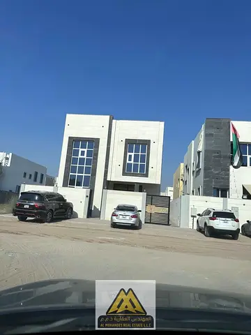 فرصة رائعة للسكن في فيلا نظيفة جدًا واسعة مناسبة للعائلات بمنطقة الحليو2 بجوار جميع الخدمات