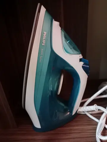 Must sell by Friday, 24 July: Philips 3000 Series Steam Iron - Good Working Condition