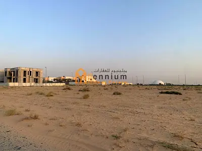 للبيع في مزيرعة ارضين متلاصقات للبناء فورا بسعر 435.000 درهم لكل ارض
