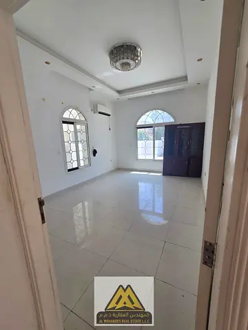 The villa is located in a quiet yet lively area, covering 5,000 square feet. It has 6 comfortably sized bedrooms, with an interior layout that provide