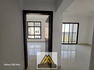 شقة غرفة وصالة أول ساكن داخل بناية جديدة بالكامل، تتميز بتشطيبات حديثة ومساحات مريحة، مع موقع حيوي مقابل المسجد وفي منطقة هادئة مناسبة للسكن.