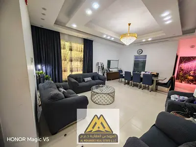 فرصة مميزة للإيجار السنوي في منطقة الياسمين بعجمان، فيلا مفروشة بتصميم فاخر ومواصفات راقية، تقع في موقع هادئ ومميز على شارع وسكة،