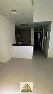 Dos dormitorios y una sala de estar en City Towers | Al Fadl Towers Ajman | Aire acondicionado centr
