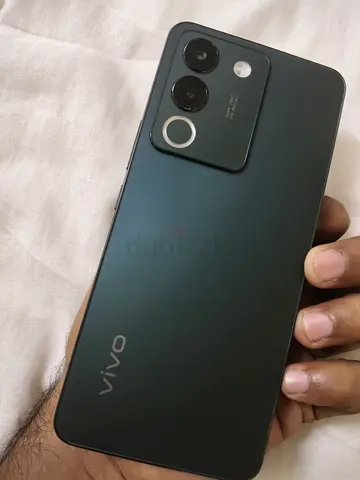 Vivo Y200 5G smartphone in good condition - dual camera, green - Price negotiable..