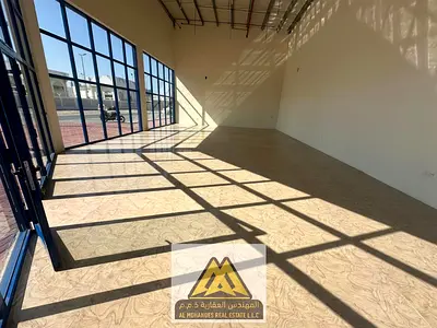 فرصة مميزة لاستئجار محل تجاري في موقع استراتيجي بمنطقة مشيرف، بالقرب من اتصالات وميناء عجمان، يتميز بواجهة كورنر تمنح نشاطك التجاري حضوراً لافتاً ورؤي