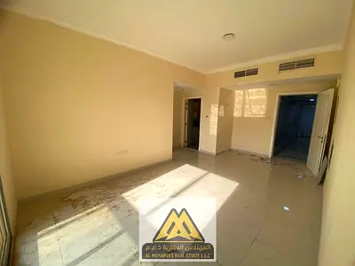 تتميز الشقة بتصميم عملي ومريح، مع بلكونة توفر إطلالة مفتوحة، وتناسب الأفراد والعائلات الباحثين عن سكن مريح في موقع مميز.