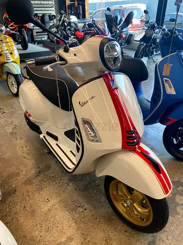 Vespa GTS 300 HPE “Racing Sixties” 2022 — Rare Collector’s Edition | Gold Wheels
