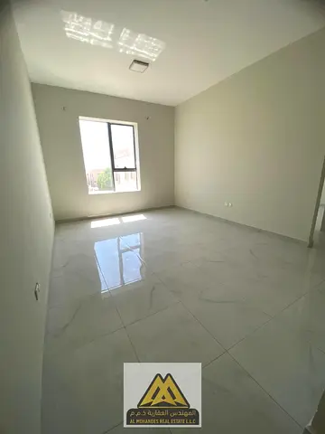 Very large space | Prime location directly on Sheikh Ammar Street | Close to all services and amenities | Easy access to Sharjah and Dubai