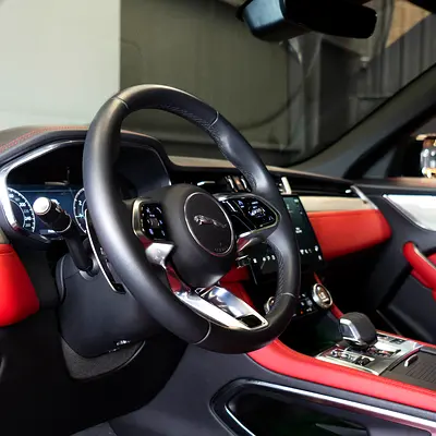 2025 Jaguar F-PACE photo 8