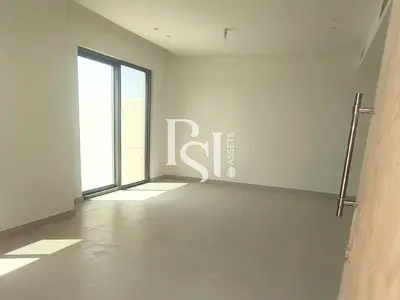 Spacious Townhouse | Kitchen Appliances | Vacant