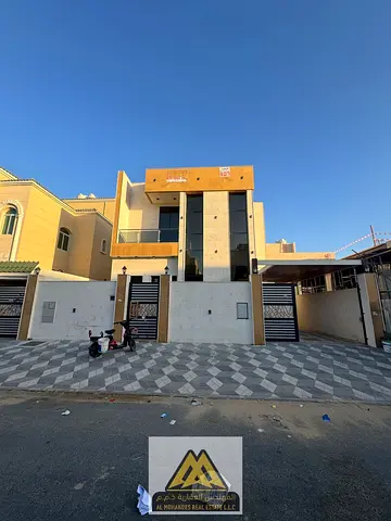 5 bedrooms. Living room. Spacious and practical design.