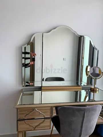 Elegant Mirrored Vanity Table with 3-Panel Mirror | Dressing Table Excellent Condition