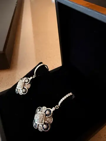 White gold  earring with natural diamonds and sapphire.