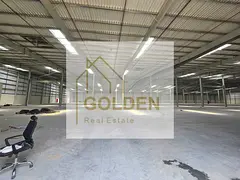 A warehouse with high operational specifications and a strategic location on three main streets, des