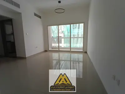 للإيجار غرفة وصالة أول ساكن بالجرف 3، عجمان، بلكونة، 2 حمام، تكييف مركزي، صيانة مجانية، 35 ألف.