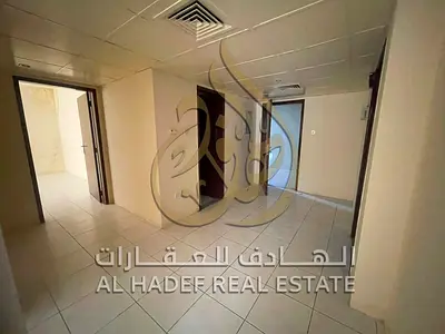 غرفتان وصالة للإيجار بالمجاز 1 (عقد عزاب)، مساحة واسعة مع موزع كبير، تكييف وغاز مركزي، الإيجار 47,000 درهم، السداد 4 أو 6 دفعات، فرصة مميزة للحجز والم