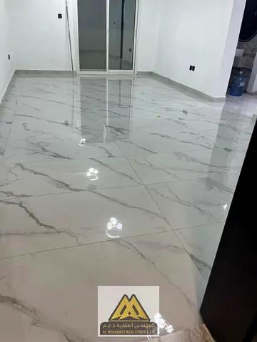 شقة فاخره للايجار السنوي | المويهات 3 | غرفه و صالة | غرفه ماشتر | مساحة ممتازه و تشطيب مميز | علي مخرج دبي و الشارقه