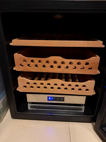 Electronic Cigar Humidor Mint Condition