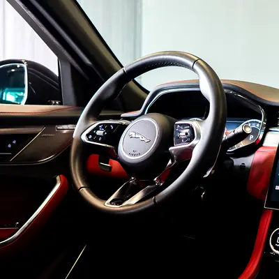 2025 Jaguar F-PACE photo 9