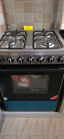 Used freestanding gas oven with 4-burner hob - good working condition