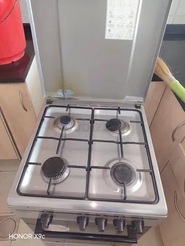 Gas cooking range 50x50 very good condition