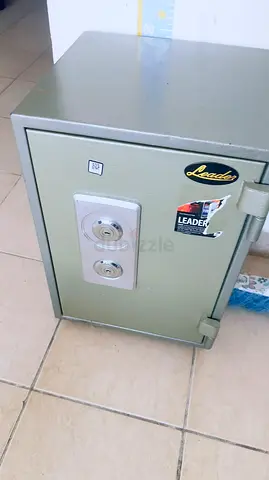 Leader fire-resistant safe with dual combination locks ,safe box— good condition