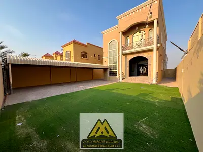 فيلا 5 غرف للإيجار السنوي في المويهات 1 عجمان، صالة، مجلس، روف، حوش كبير، باركن داخلي مغطى، قريبة من الخدمات ومخرج دبي، 105 ألف.