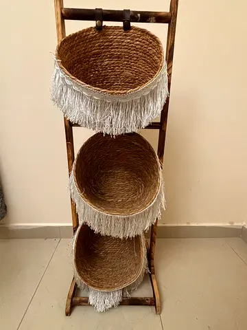 Wooden Ladder Storage Rack with 3 Woven Baskets – Excellent Condition