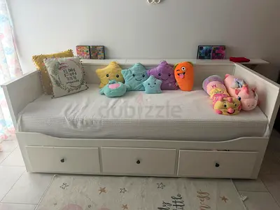 White wooden daybed with 3 under-bed drawers - good condition