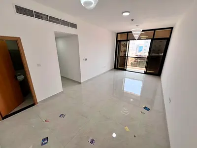 استمتع بالسكن في شقة فاخرة بتشطيبات راقية ومواصفات استثنائية، تقع في منطقة الحميدية بالقرب من المحكمة شكن عائلات