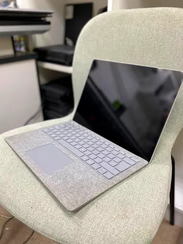 Surface 1 i5 8GB RAM 256GB