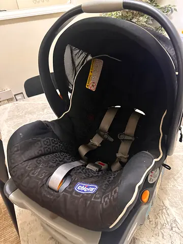 Chicco Infant Car Seat – Comfortable and Safe, Gently Used