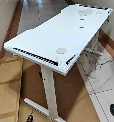 White standing adjustable gaming/office desk - good condition