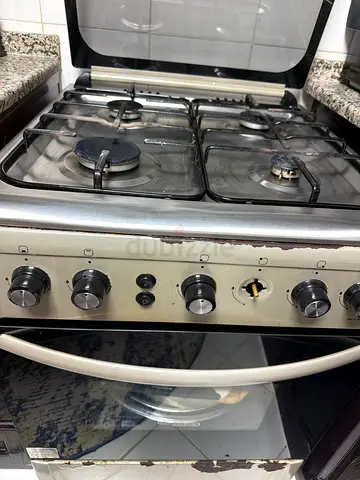 Used freestanding gas cooker with oven - 4 burners