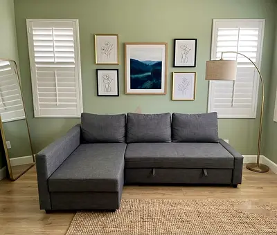 Reversible Chaise Design: The flexible design allows the sofa arrangement to suit different room la