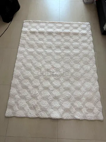 Light cream textured area rug - 1.6 x 1.2 m, good condition